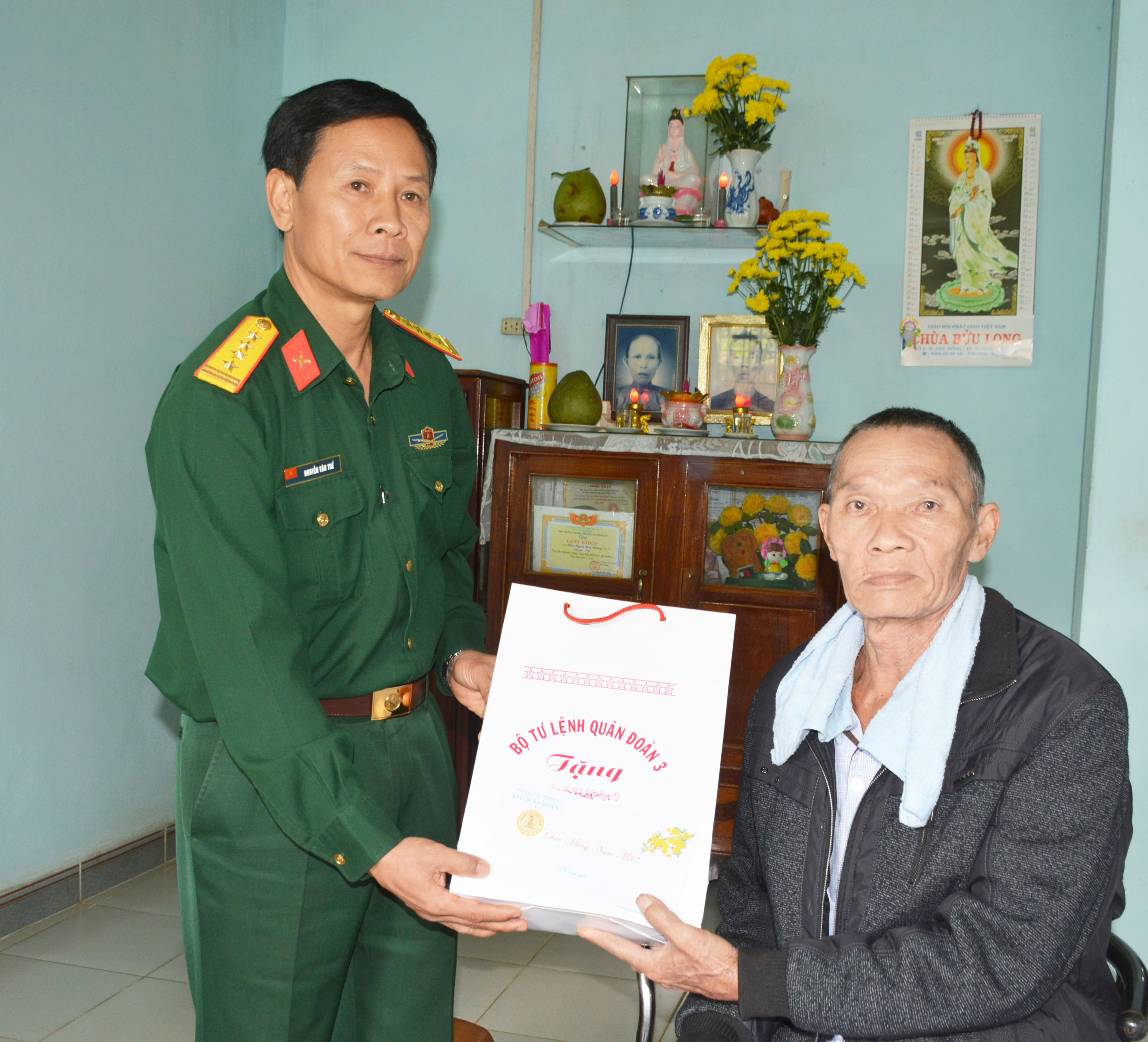 Quân đoàn 3 thăm hỏi, tặng quà các gia đình chính sách nhân dịp Tết cổ truyền